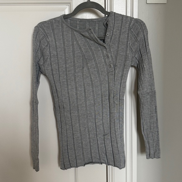 Like new grey knit top with asymmetrical buttons - Picture 3 of 4